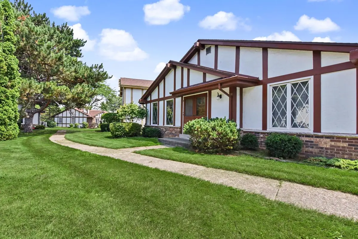 5297 Somerset LANE S, Greenfield, WI 53221 - #1