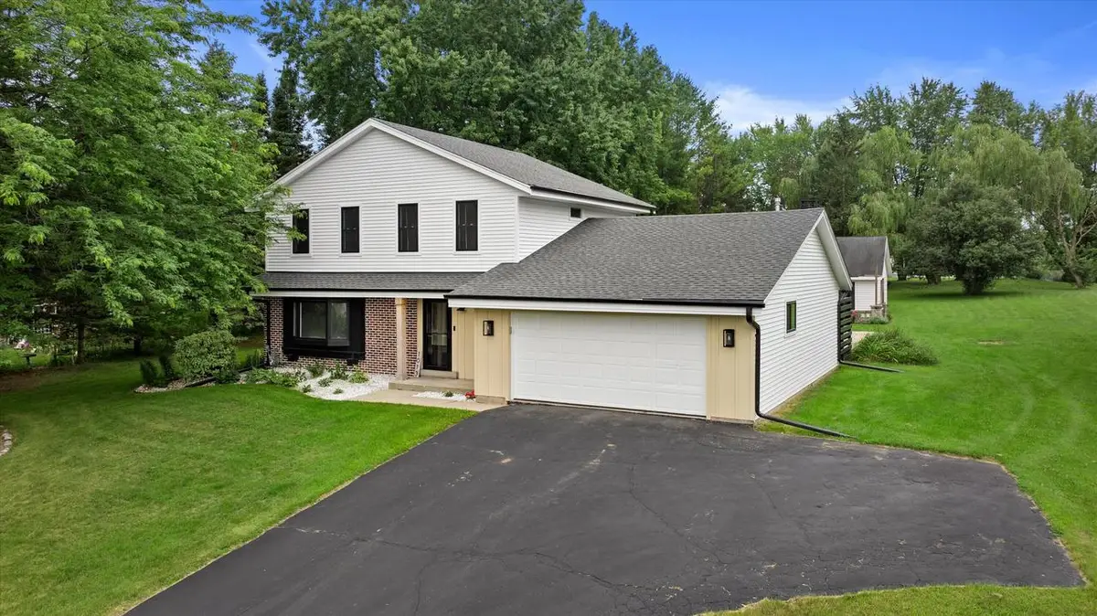 1013 Fairfield LANE, West Bend, WI 53090 - #1