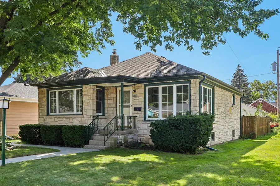 5555 N Mohawk AVENUE, Glendale, WI 53217 - #2