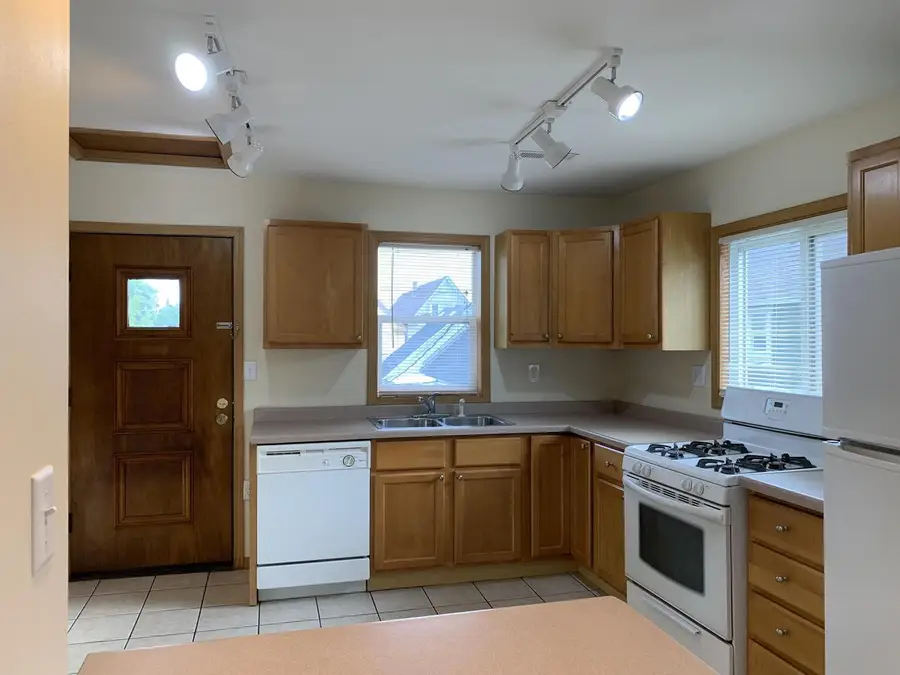 915 W National AVENUE, Milwaukee, WI 53204 - #3