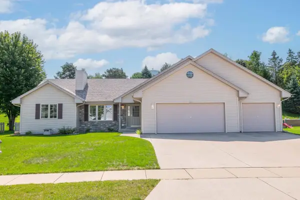 1271 Orchard CIRCLE, Oconomowoc, WI 53066