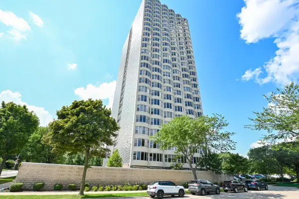 2525 S Shore DRIVE #8E, Milwaukee, WI 53207