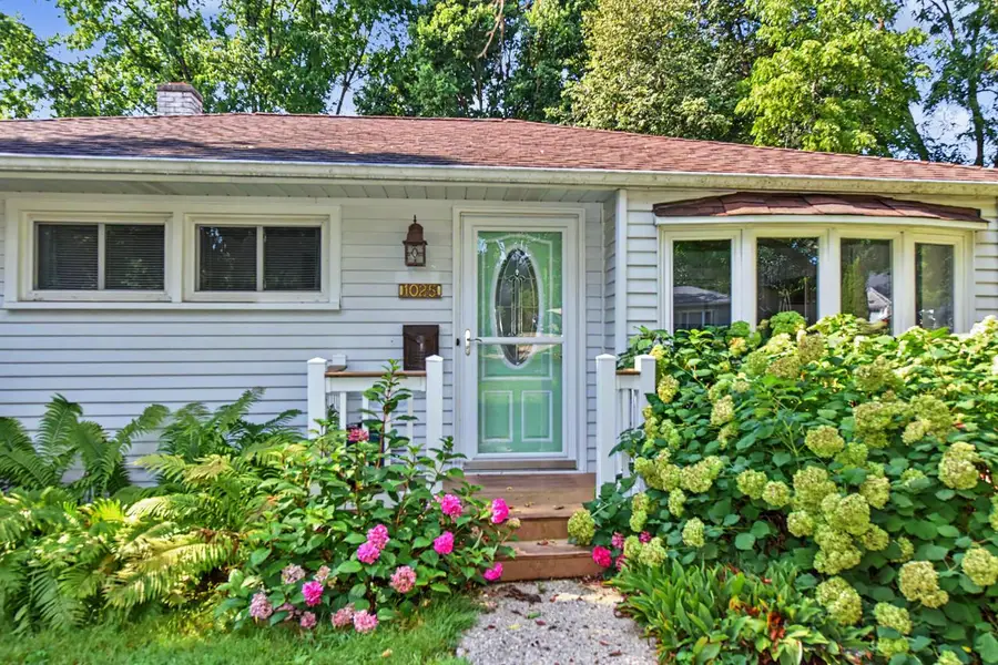 1025 W Cumberland DRIVE, Waukesha, WI 53186 - #2
