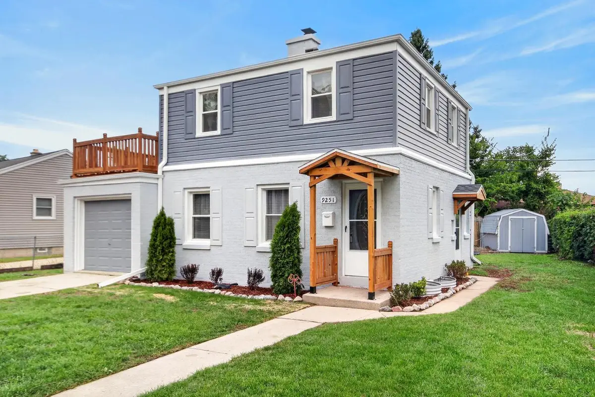 9251 W Swan CIRCLE, Milwaukee, WI 53225 - #1