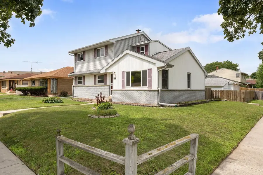 8302 W Courtland AVENUE, Milwaukee, WI 53218 - #2
