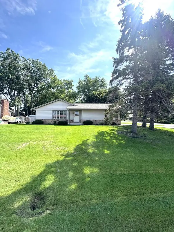 5527 N Meadows DRIVE, Racine, WI 53402