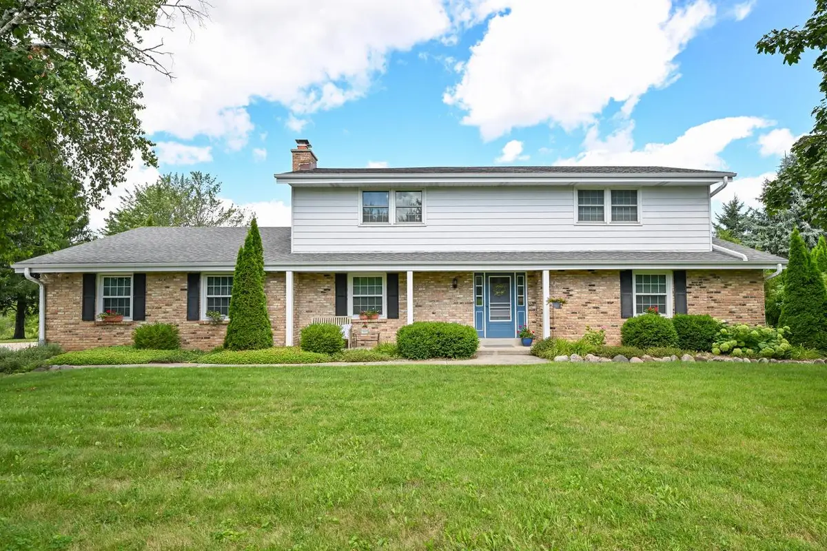 S40W22816 Sommers Hills DRIVE, Waukesha, WI 53189 - #1