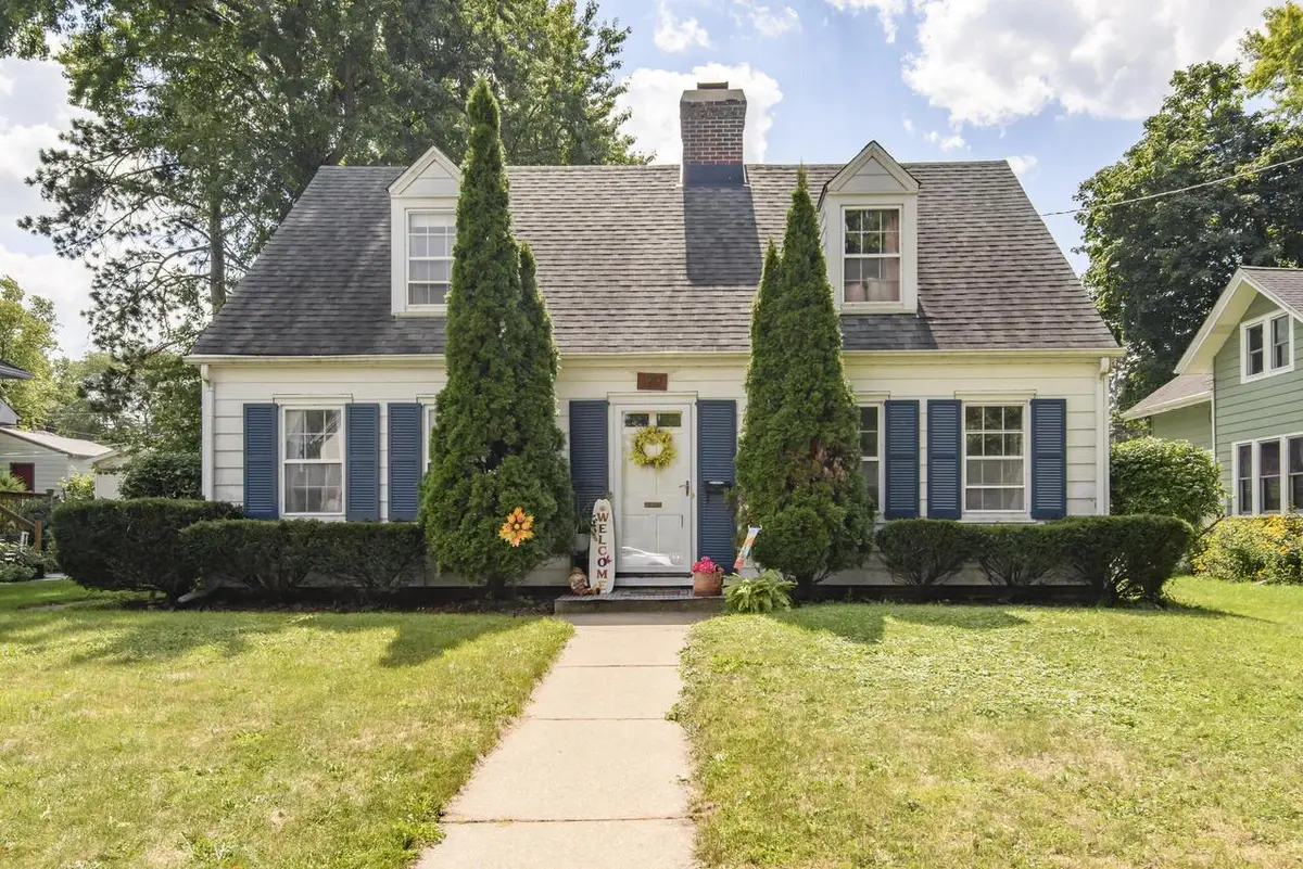 129 W Laflin AVENUE, Waukesha, WI 53186 - #1