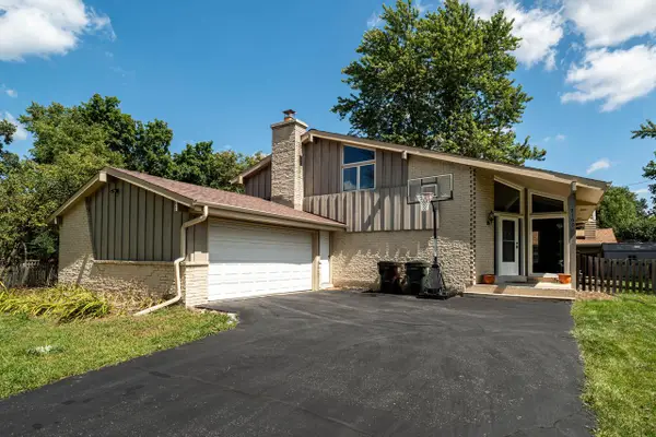 2100 S Woodshire DRIVE, New Berlin, WI 53151