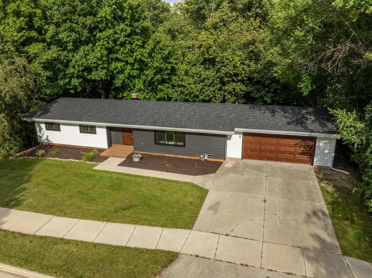 2421 Skyline DRIVE, West Bend, WI 53090 - #1