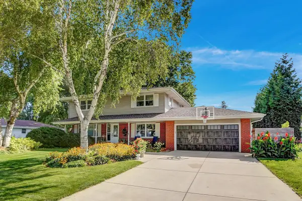 1205 Blue Dahlia ROAD, Oconomowoc, WI 53066