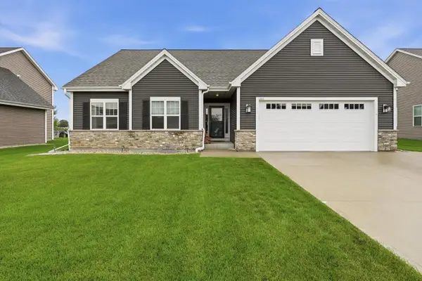 1431 Rosewood PASS, Oconomowoc, WI 53066