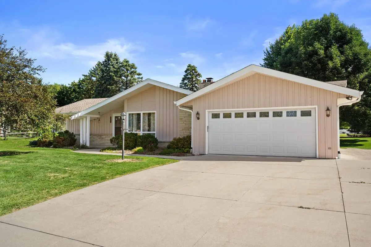 1940 S Park Wood LANE, New Berlin, WI 53151 - #1
