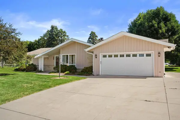 1940 S Park Wood LANE, New Berlin, WI 53151