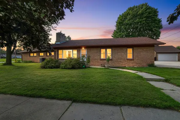 1310 Fairmont LANE, Manitowoc, WI 54220