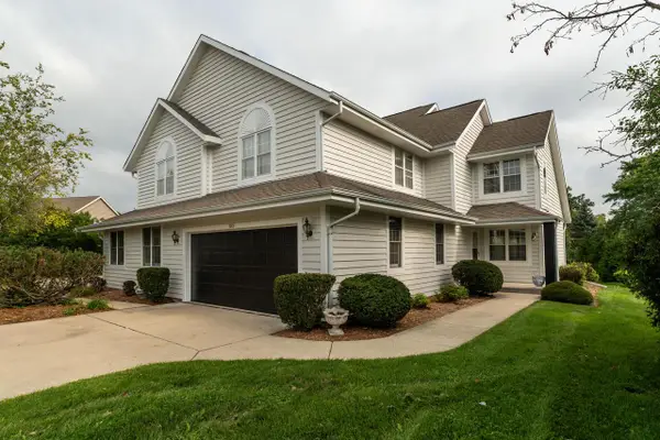 3207 S Ridge Crest COURT #3205, New Berlin, WI 53151