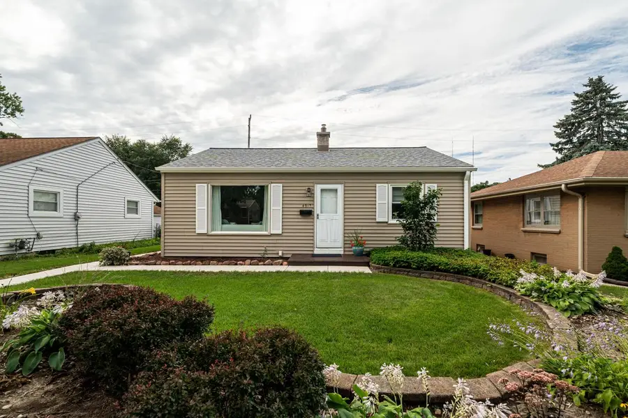 4917 N Mohawk AVENUE, Glendale, WI 53217 - #2