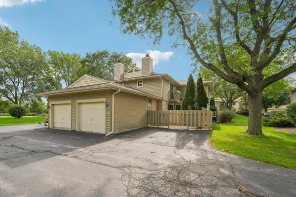 1745 S Carriage LANE, New Berlin, WI 53151