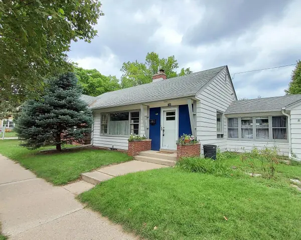 700 E Chateau PLACE, Whitefish Bay, WI 53217