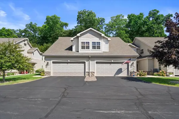 572 Cedar Bluffs WAY, Slinger, WI 53086