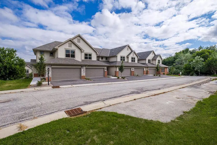 255 Aerie CIRCLE #102, Brookfield, WI 53045 - #2