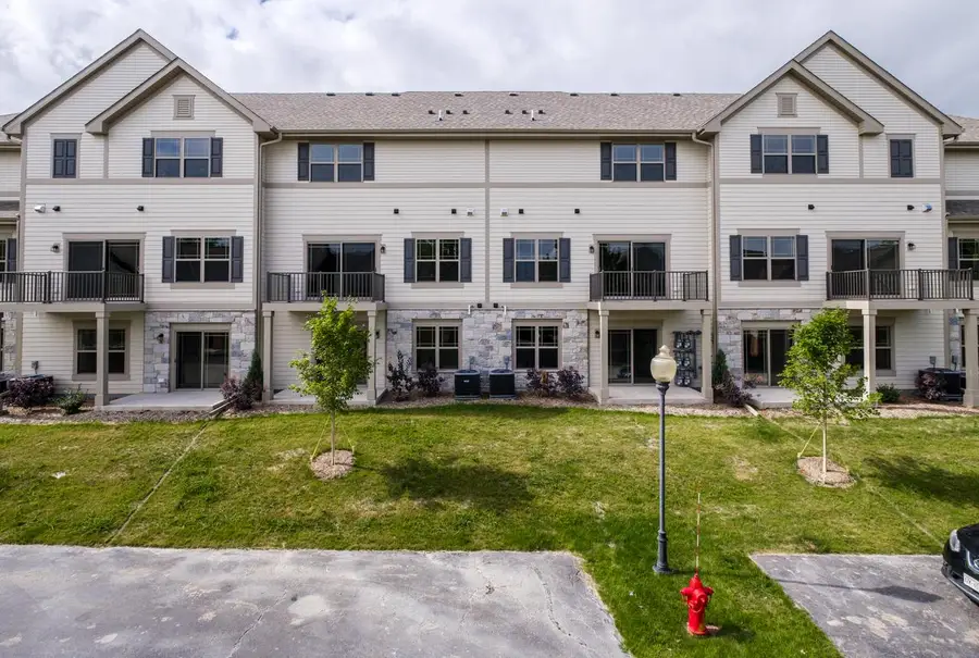 255 Aerie CIRCLE #102, Brookfield, WI 53045 - #3