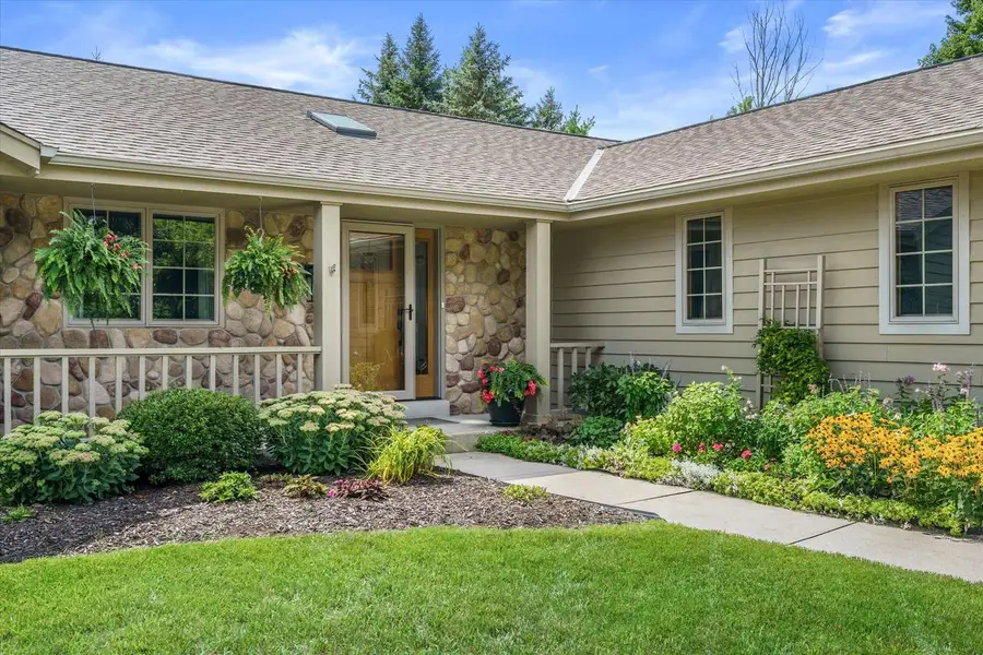 335 W Highland DRIVE, Grafton, WI 53024 - #2