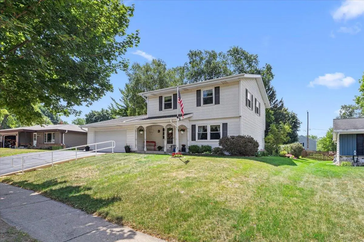 1713 Howlett LANE, Waukesha, WI 53186 - #1