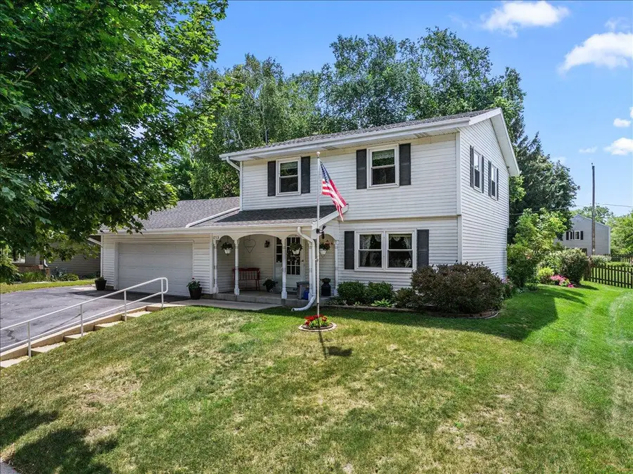 1713 Howlett LANE, Waukesha, WI 53186 - #2