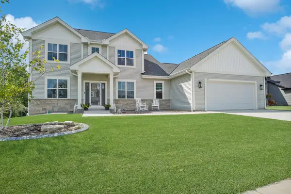 1391 Bluestem TRAIL, Oconomowoc, WI 53066