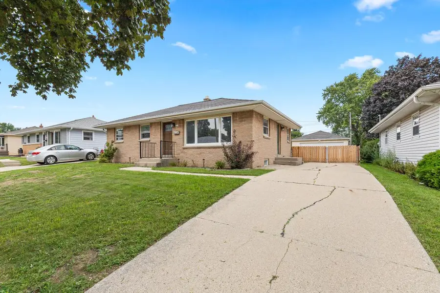 8128 W Sunbury COURT, Milwaukee, WI 53219 - #2