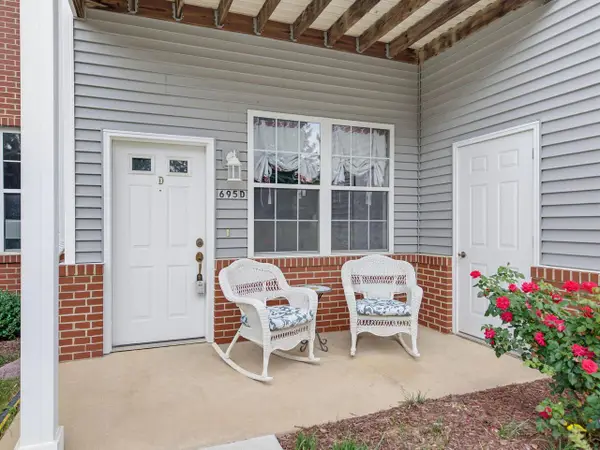 695 W Dekora STREET #D, Saukville, WI 53080