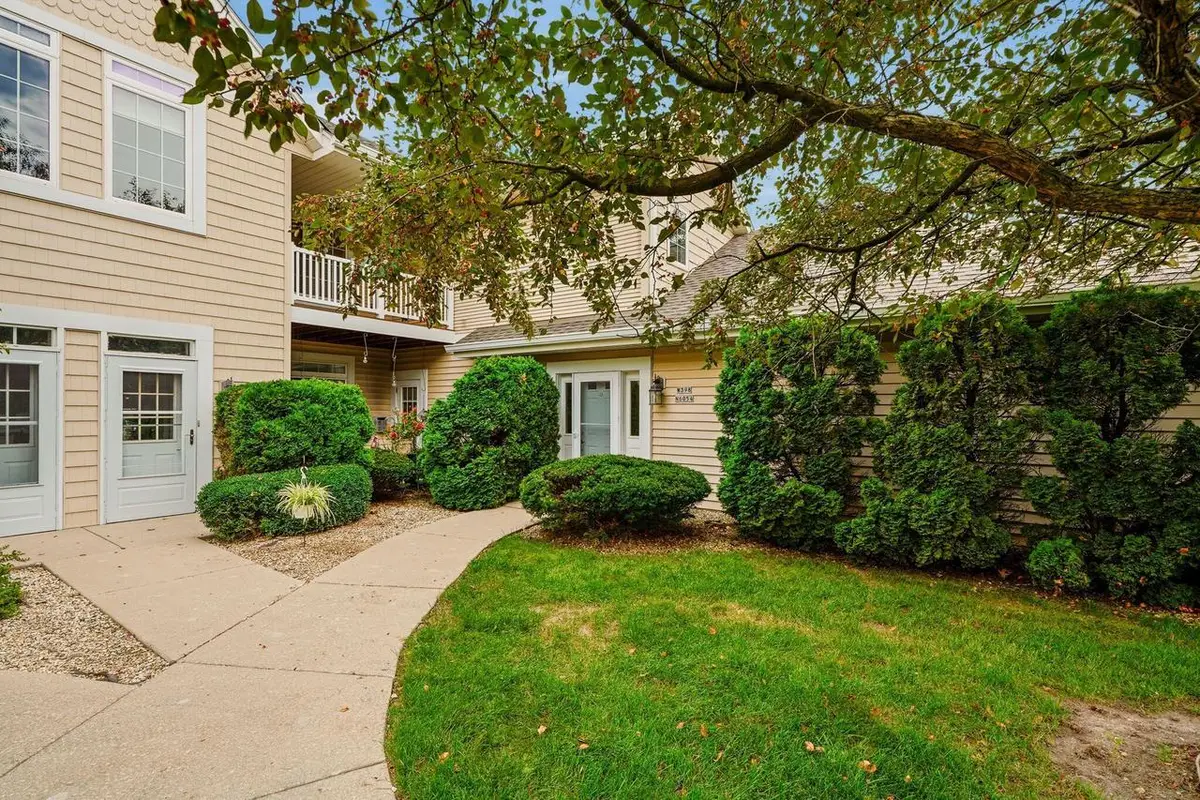 W398 N6054 Autumn Woods DRIVE, Oconomowoc, WI 53066 - #1