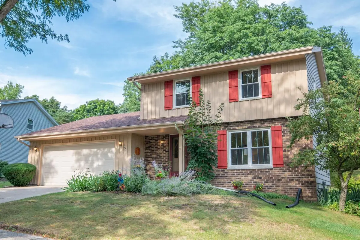 925 Canterbury LANE, Waukesha, WI 53188 - #1