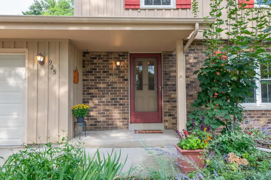 925 Canterbury LANE, Waukesha, WI 53188 - #2
