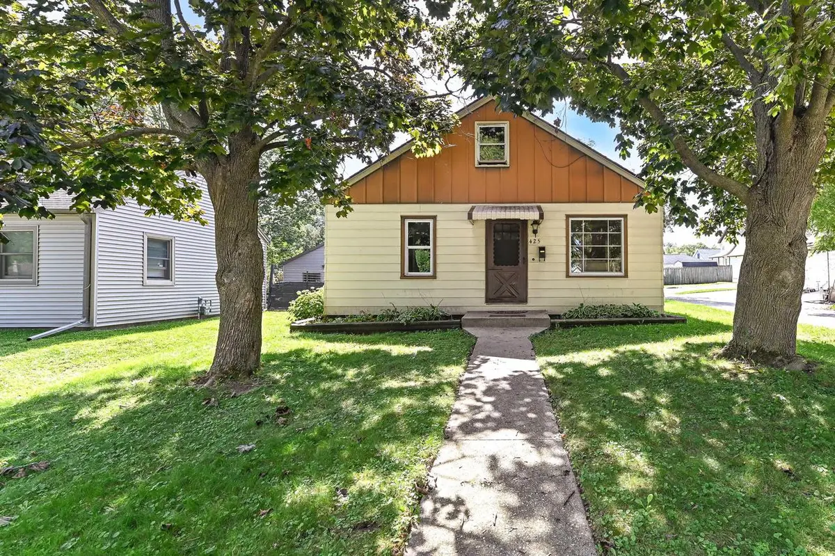 425 Maple AVENUE, Hartford, WI 53027 - #1