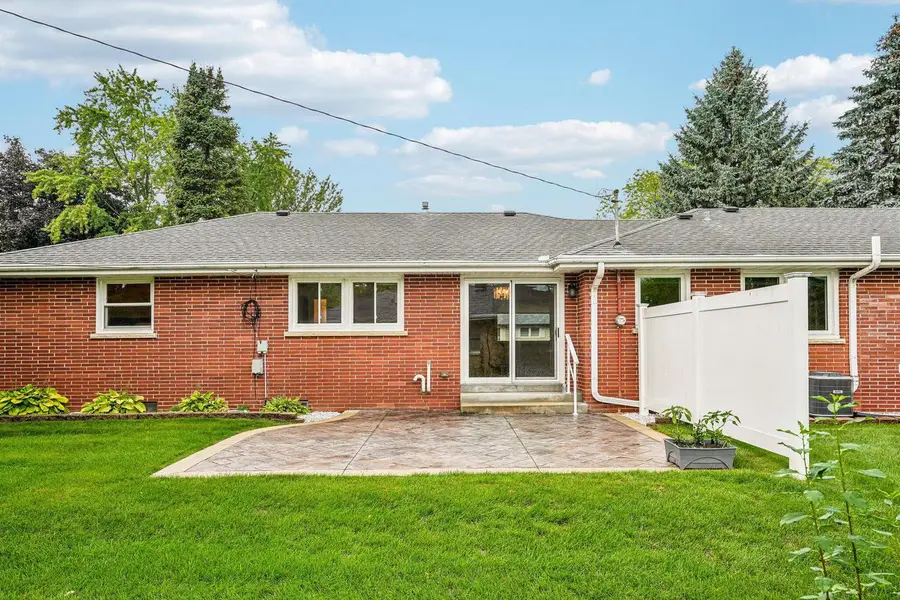W170N9364 Woodlawn DRIVE, Menomonee Falls, WI 53051 - #2