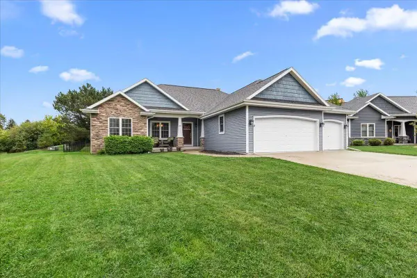 453 Western COURT, West Bend, WI 53095
