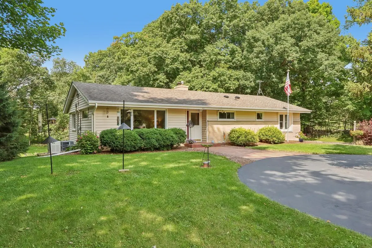 885 Tara Hill W, Hartford, WI 53027 - #1