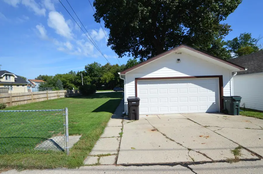 809 Manitoba AVENUE, South Milwaukee, WI 53172 - #3