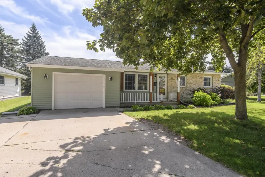 807 Meadowbrook DRIVE, West Bend, WI 53090 - #2
