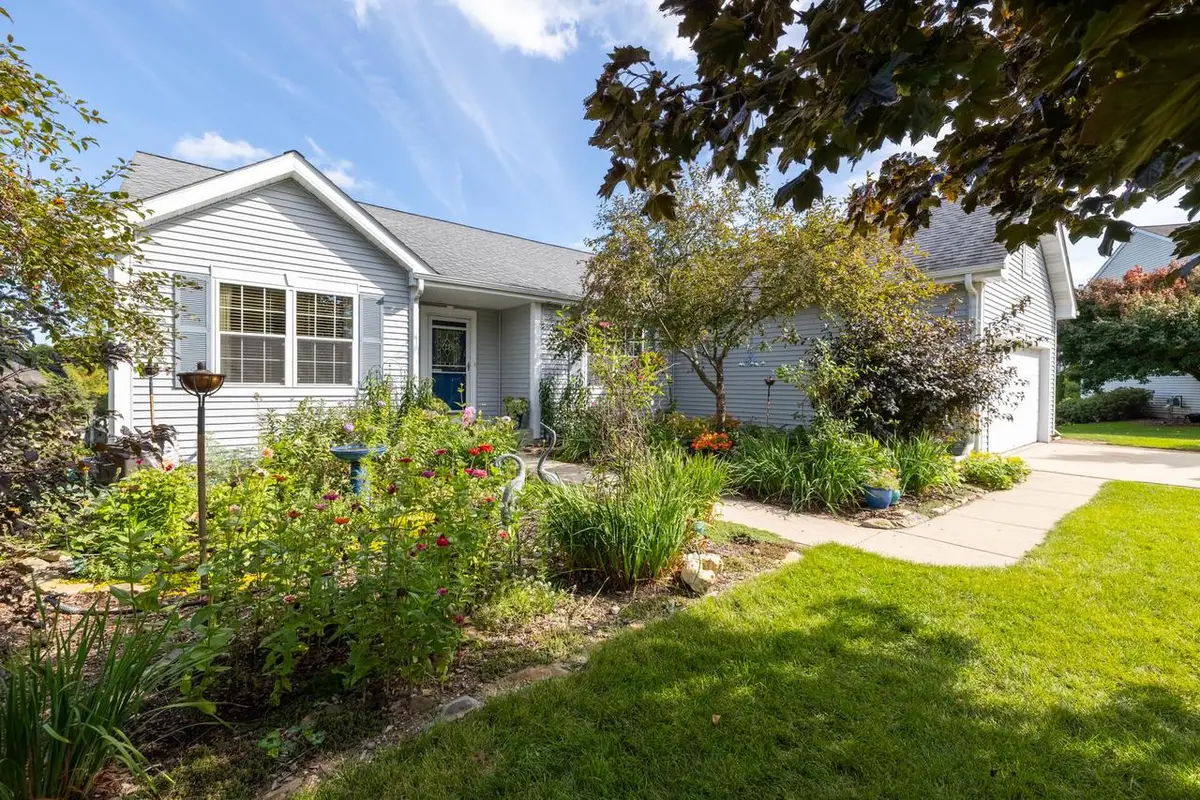 643 Riverwood LANE, West Bend, WI 53095 - #1
