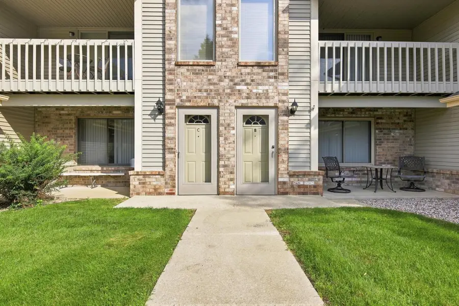 2116 Woodburn ROAD #B, Waukesha, WI 53188 - #2