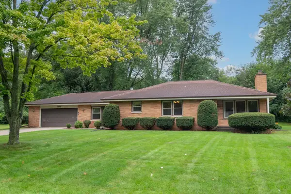 1865 Lone Oak CIRCLE W, Brookfield, WI 53045