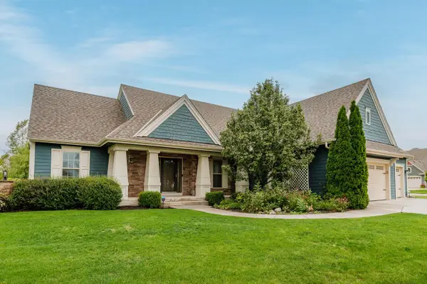 1724 Moccasin TRAIL, Waukesha, WI 53189