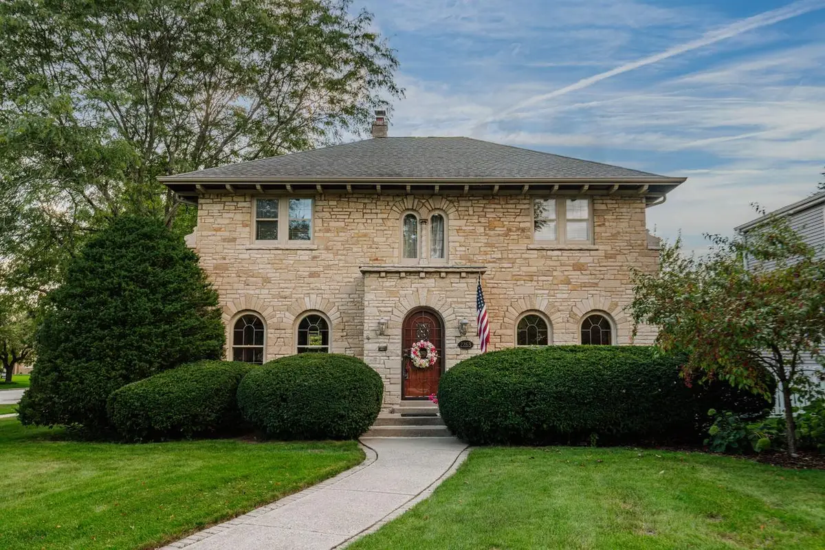 2263 Ludington AVENUE, Wauwatosa, WI 53226 - #1
