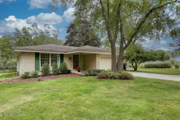 N17W27304 Lakefield DRIVE, Pewaukee, WI 53072