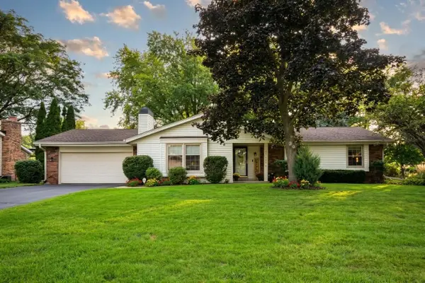 W220N2767 Maplewood LANE, Waukesha, WI 53186