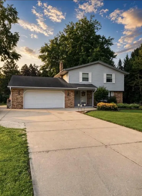 W360N7506 Thomas DRIVE, Oconomowoc, WI 53066