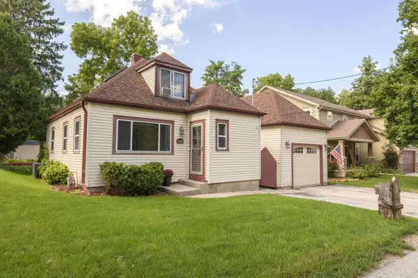 2027 W Shore DRIVE, Delafield, WI 53018